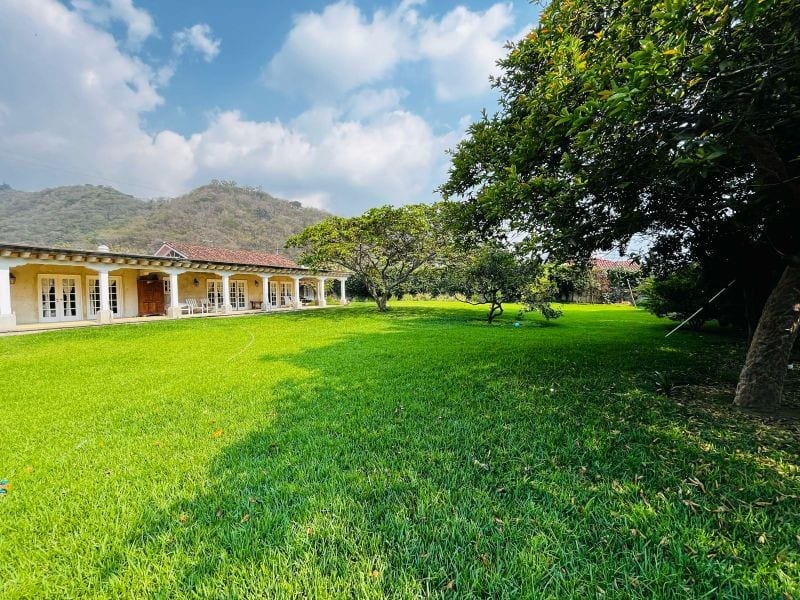 Antigua Guatemala casa Amueblada con amplio Jardin y 6 habitaciones — Casa en Alquiler en Antigua, Sacatepéquez — foto 2 de 9