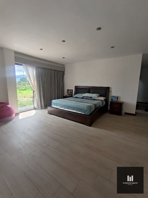 Casa Grande en Venta Zona 16 - 6
