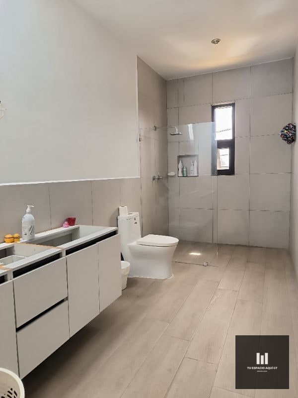 Casa Grande en Venta Zona 16 - 10