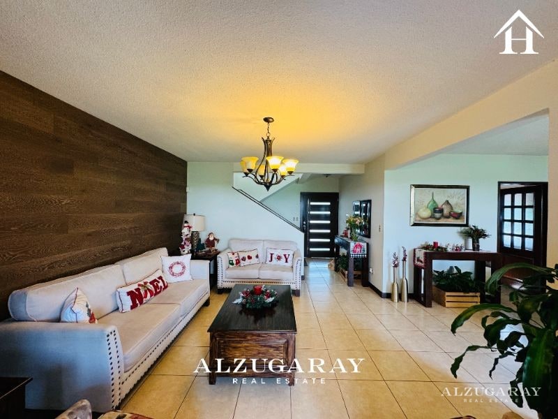 CASA CON JARDÍN Y PÉRGOLA 4 HAB. / CONDOMINIO, Z. 16 - 3