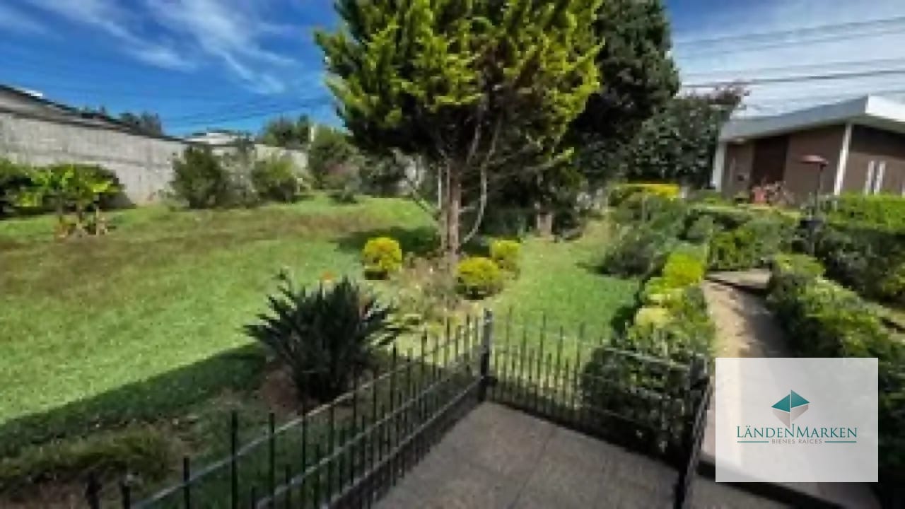 VENTA DE CASA CON EXTENSO TERRENO EN SAN CRISTOBAL SECTOR A10 — Casa en Venta en Zona 8 Mixco, Guatemala, Ciudad — foto 1 de 17