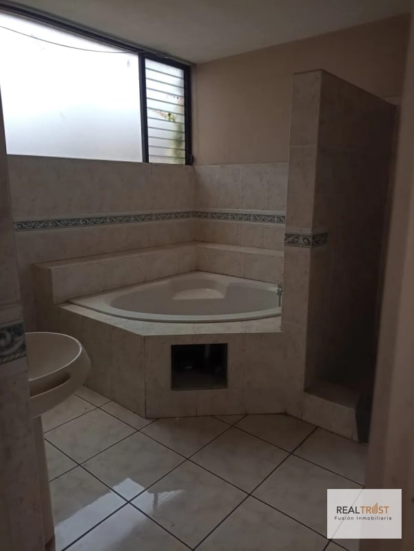 CASA EN VENTA LAS CHARCAS ZONA 11 - 2