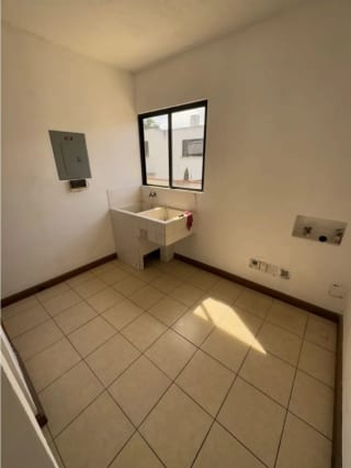 Rento Casa en Condominio San Mateo, Boulevard Acatan zona 16 — Casa en Alquiler en Zona 16, Guatemala, Ciudad — miniatura 2 de 14