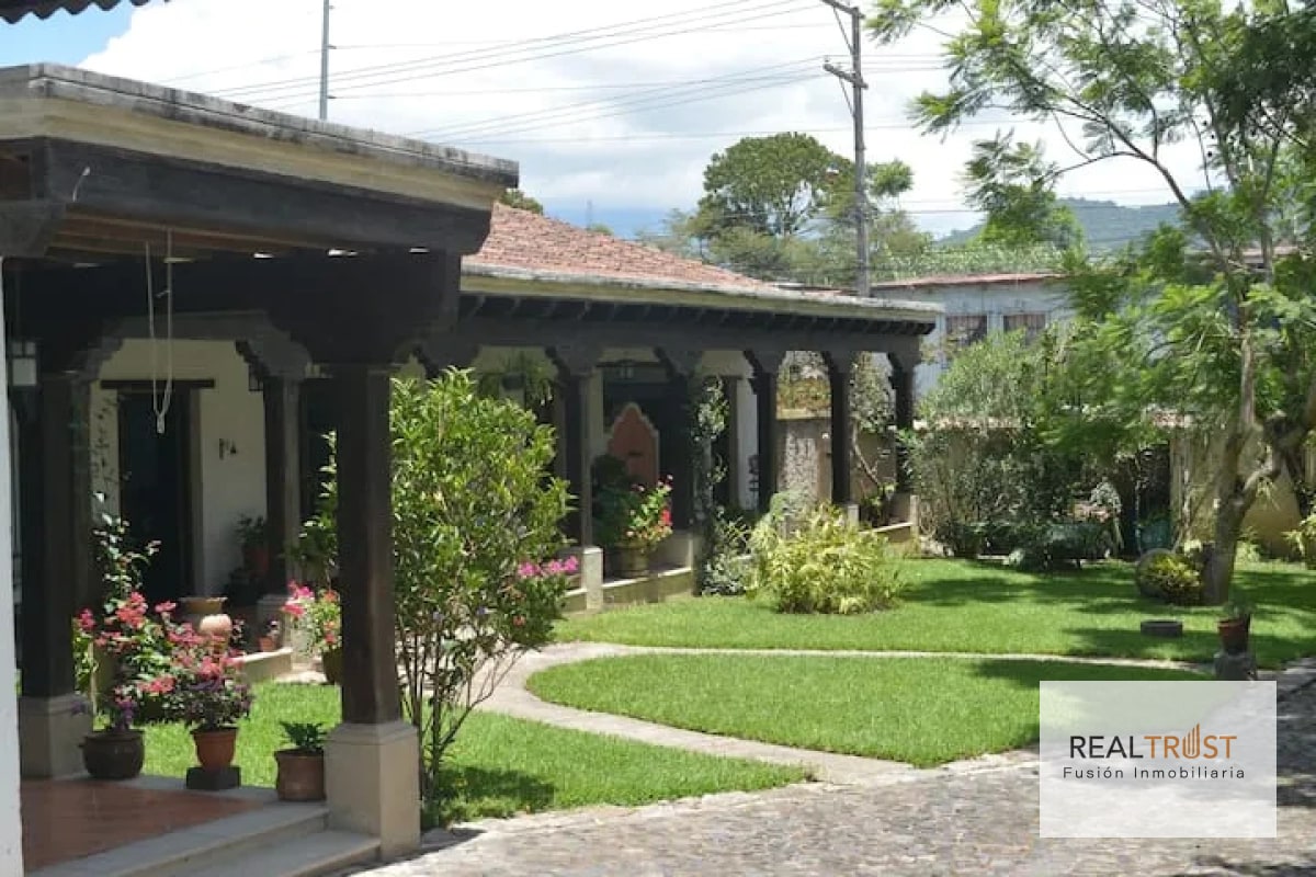PROPIEDAD EN VENTA EN CASCO DE ANTIGUA GUATEMALA - 1