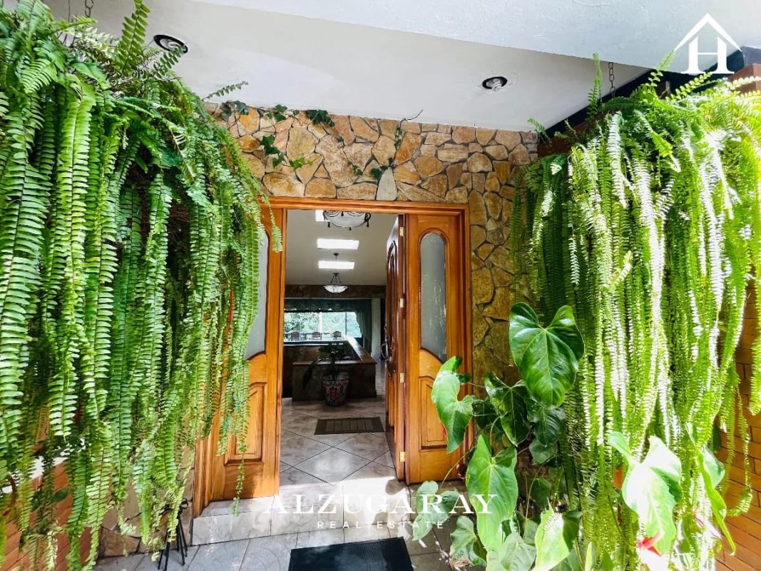CASA AMUEBLADA CON JARDINES - 4 HAB. / COND. EL ENCINAL, MIXCO — Casa en Venta en Zona 7 Mixco, Guatemala, Ciudad — foto 1 de 15