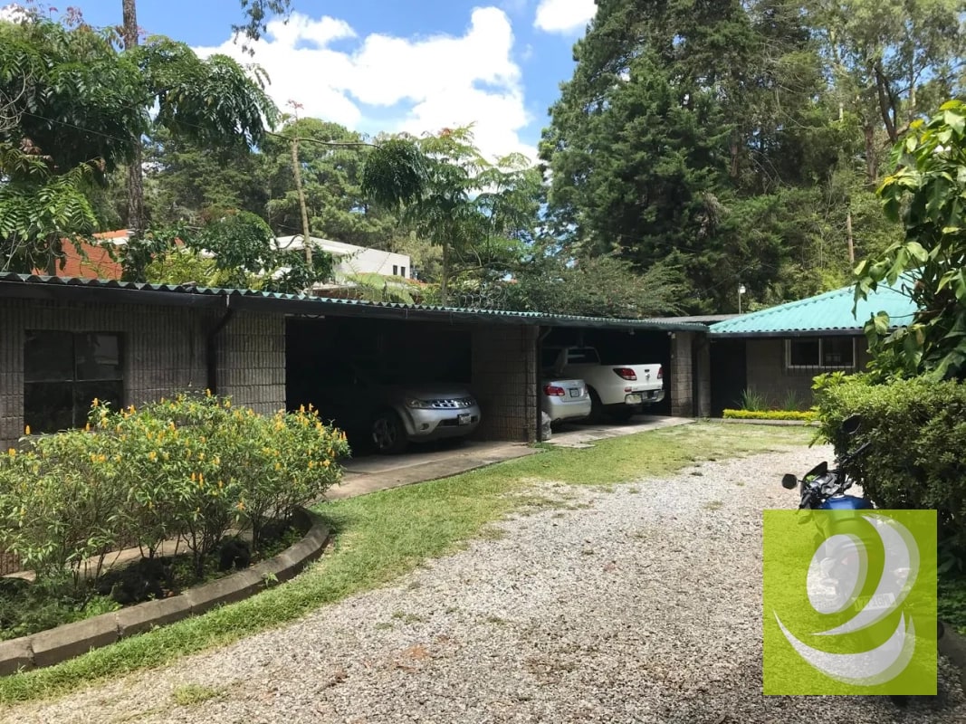 Casa grande en venta en zona 16 de un nivel - 16