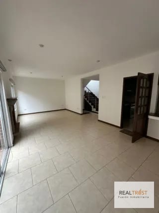 CASA EN VENTA BOUGANVILIAS DE ARRAZOLA — Casa en Venta en Bouganbilias de Arrazola, Carretera a El Salvador, Guatemala, Ciudad — miniatura 1 de 10