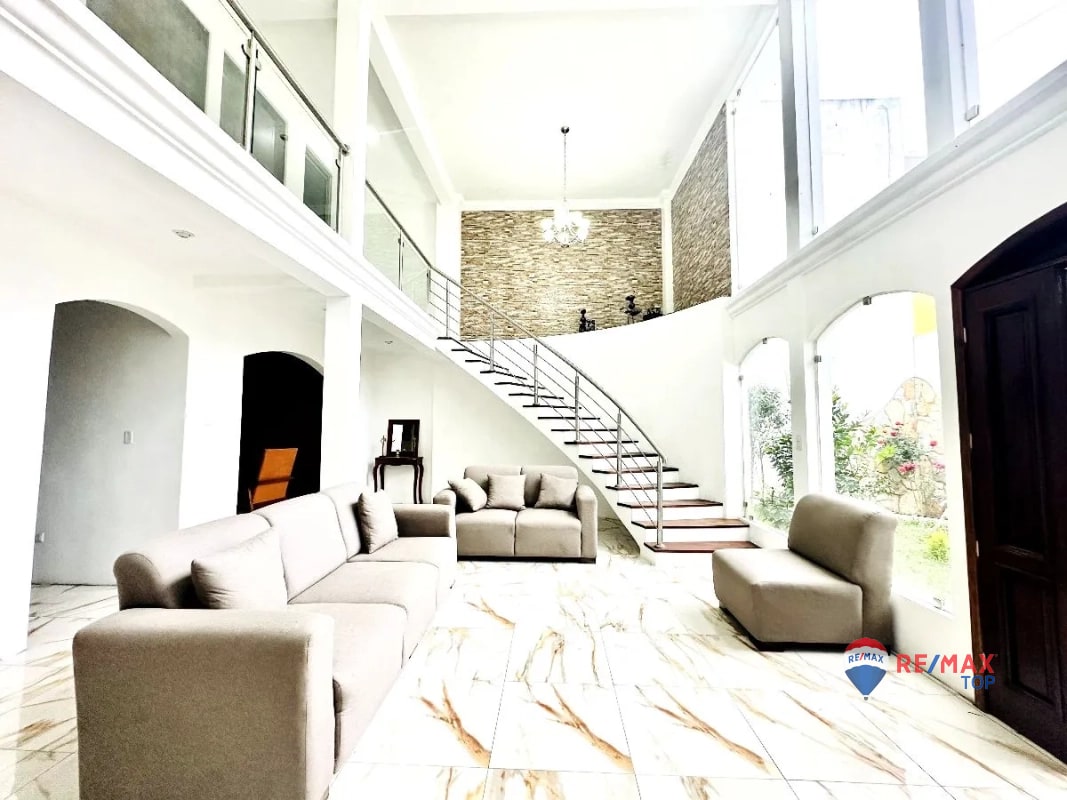 CASA EN VENTA EN RESIDENCIAL VISTAS DE FLORENCIA 4 DORMITORIOS / A 10 MIN. DE ANTIGUA GUATEMALA - 1