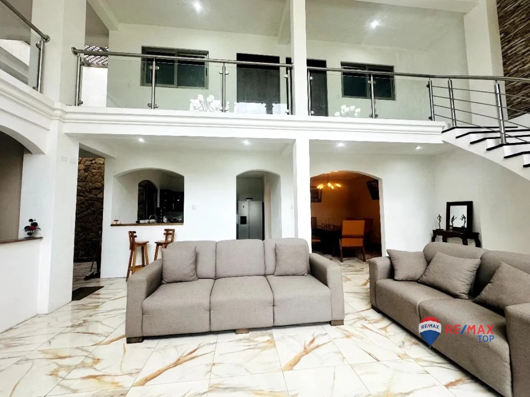 CASA EN VENTA EN RESIDENCIAL VISTAS DE FLORENCIA 4 DORMITORIOS / A 10 MIN. DE ANTIGUA GUATEMALA - 2