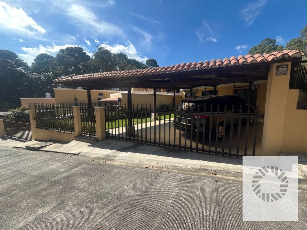 VENDO CASA EN CONDOMINIO LA HACIENDA, SAN LUCAS SACATEPEQUEZ - 1