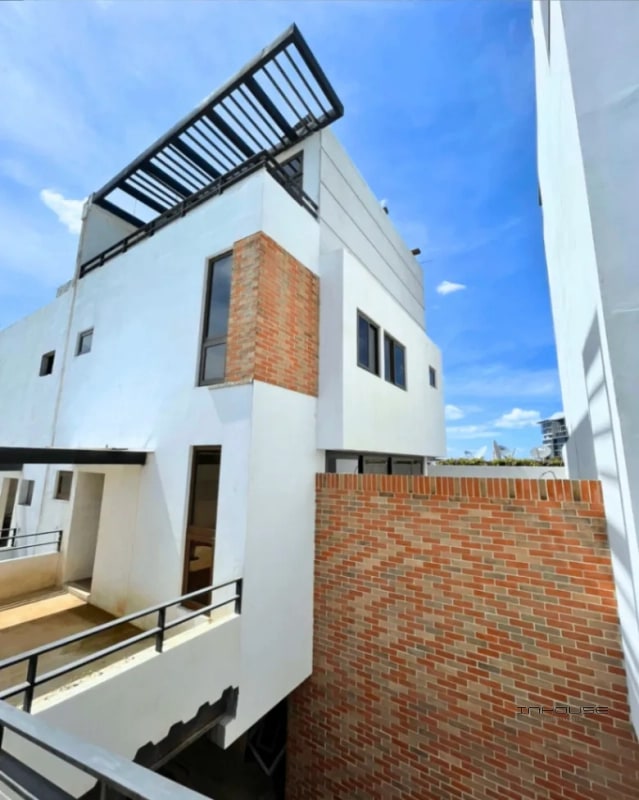 CASA EN VENTA ZONA 15 PARA ESTRENAR ALTOS DE VISTA HERMOSA. - 1