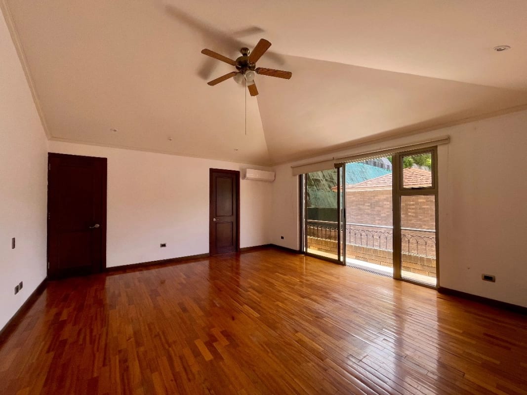 CASA RENTA ZONA 10, OAKLAND , 4 DESNIVELES, 3 DORMITORIOS , CONDOMINIO PRIVADO CON GARITA. $2,500 + IVA — Casa en Alquiler en Zona 10, Guatemala, Ciudad — foto 2 de 17