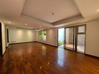 CASA RENTA ZONA 10,  OAKLAND , 4    DESNIVELES, 3 DORMITORIOS  , CONDOMINIO PRIVADO  CON GARITA.   $2,500 + IVA  — Casa en Alquiler en Zona 10, Guatemala, Ciudad — miniatura 3 de 17