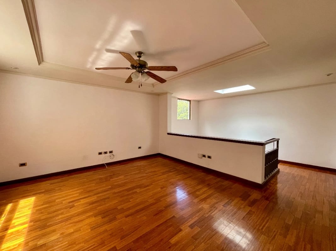 CASA RENTA ZONA 10, OAKLAND , 4 DESNIVELES, 3 DORMITORIOS , CONDOMINIO PRIVADO CON GARITA. $2,500 + IVA — Casa en Alquiler en Zona 10, Guatemala, Ciudad — foto 5 de 17