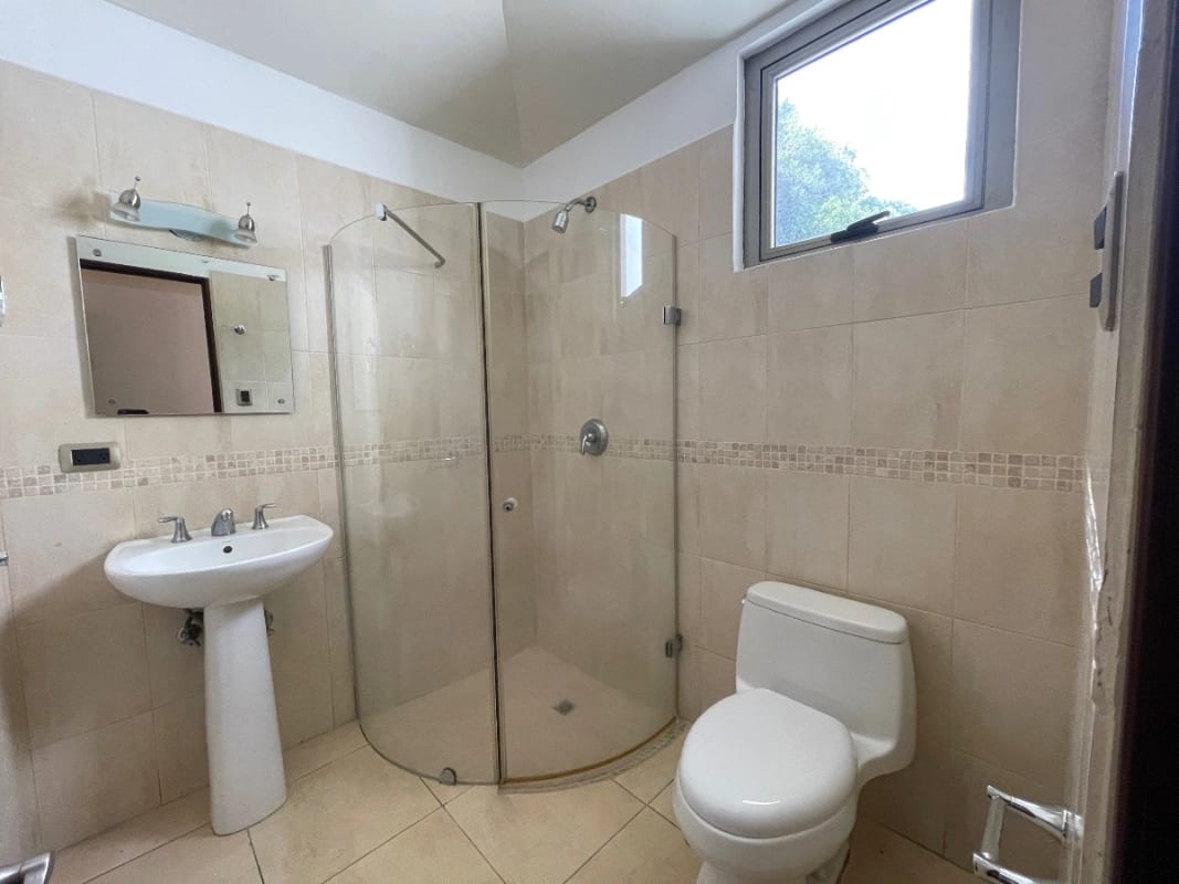 CASA RENTA ZONA 10, OAKLAND , 4 DESNIVELES, 3 DORMITORIOS , CONDOMINIO PRIVADO CON GARITA. $2,500 + IVA — Casa en Alquiler en Zona 10, Guatemala, Ciudad — foto 6 de 17