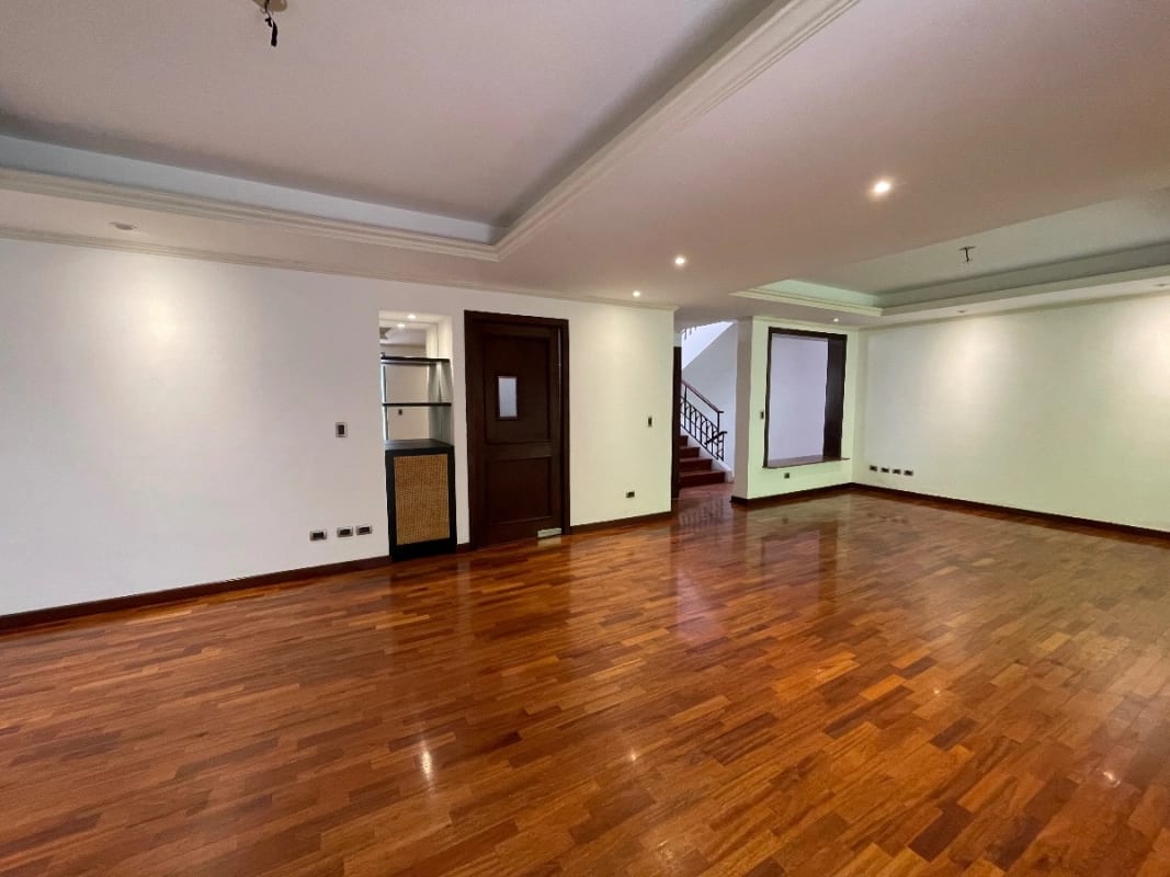 CASA RENTA ZONA 10, OAKLAND , 4 DESNIVELES, 3 DORMITORIOS , CONDOMINIO PRIVADO CON GARITA. $2,500 + IVA — Casa en Alquiler en Zona 10, Guatemala, Ciudad — foto 1 de 17