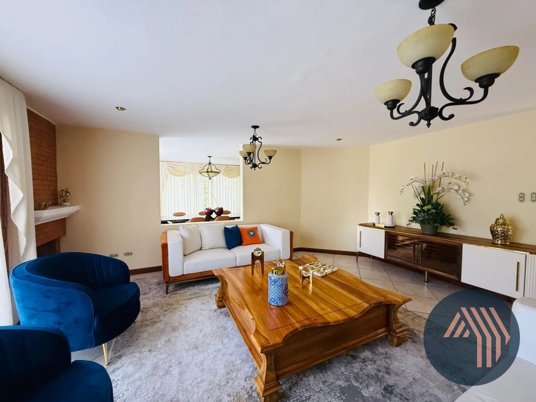 VENTA DE AMPLIA Y CÉNTRICA CASA - SAN LAZARO, ZONA 15 - 15