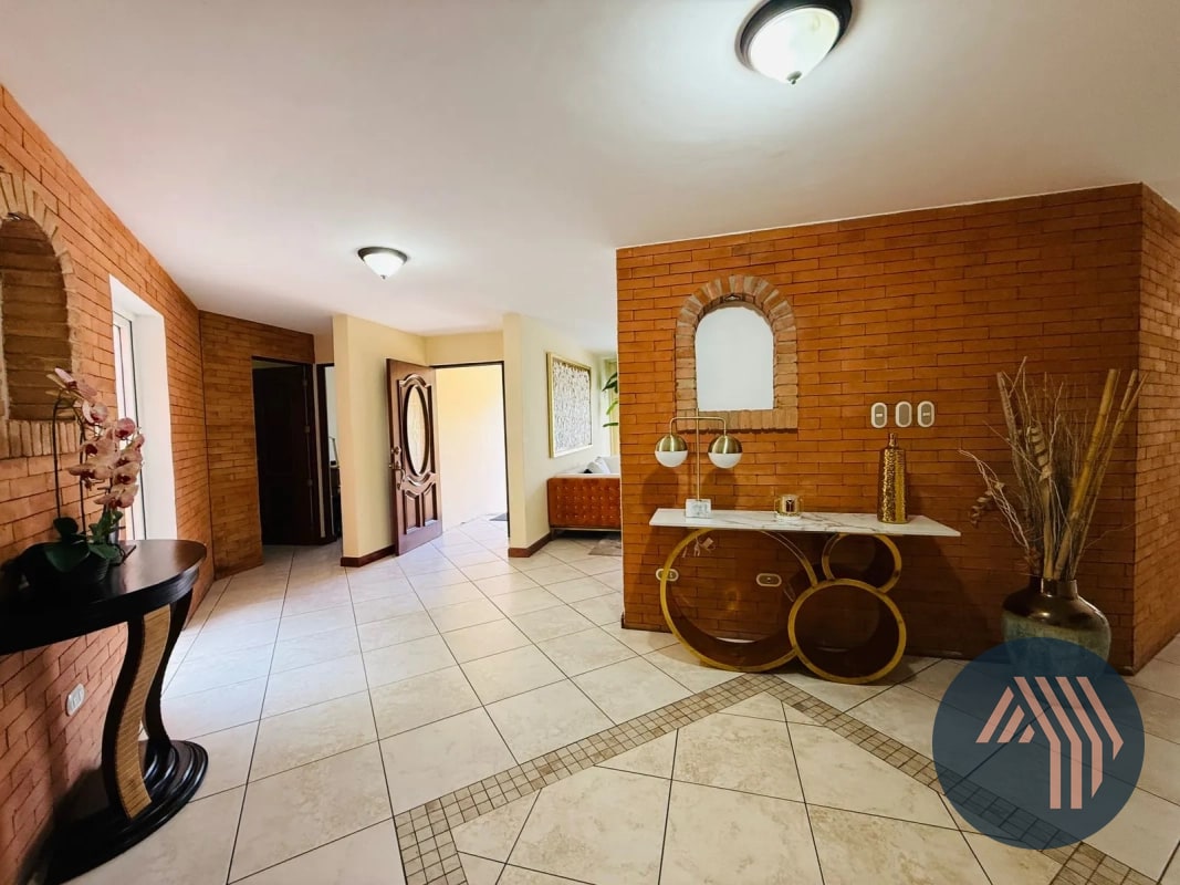 VENTA DE AMPLIA Y CÉNTRICA CASA - SAN LAZARO, ZONA 15 - 8