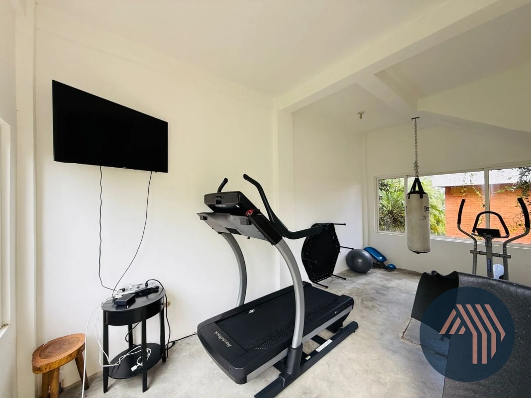 VENTA DE AMPLIA Y CÉNTRICA CASA - SAN LAZARO, ZONA 15 - 5