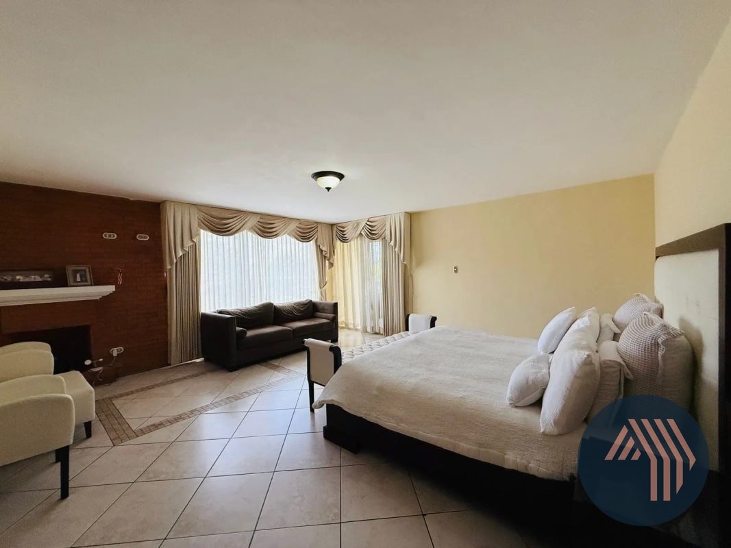VENTA DE AMPLIA Y CÉNTRICA CASA - SAN LAZARO, ZONA 15 - 4