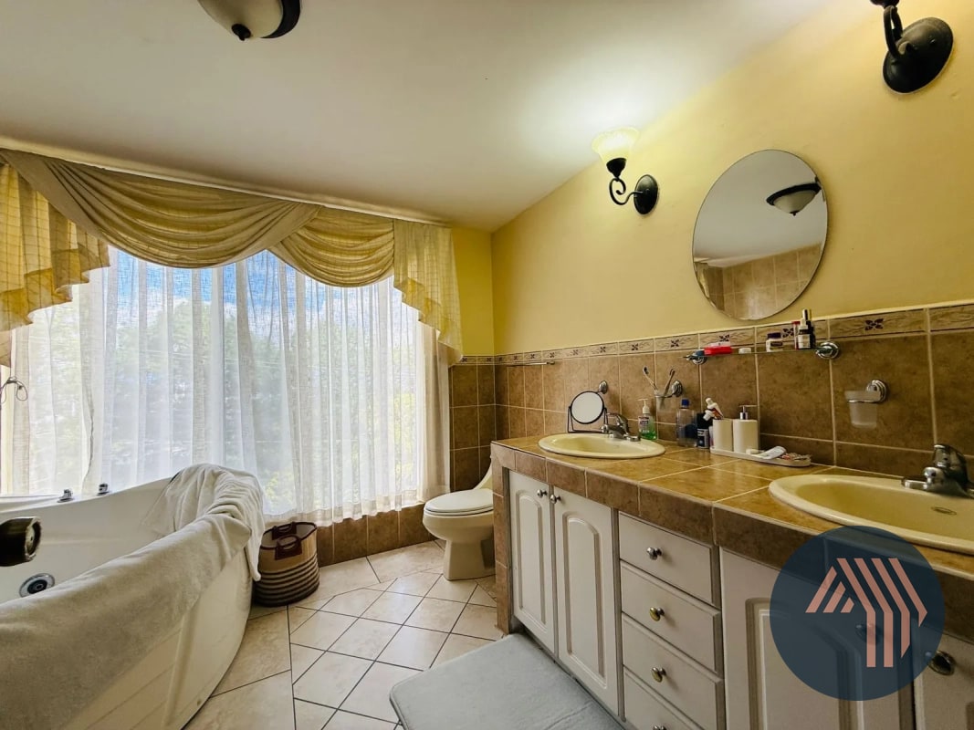 VENTA DE AMPLIA Y CÉNTRICA CASA - SAN LAZARO, ZONA 15 - 3