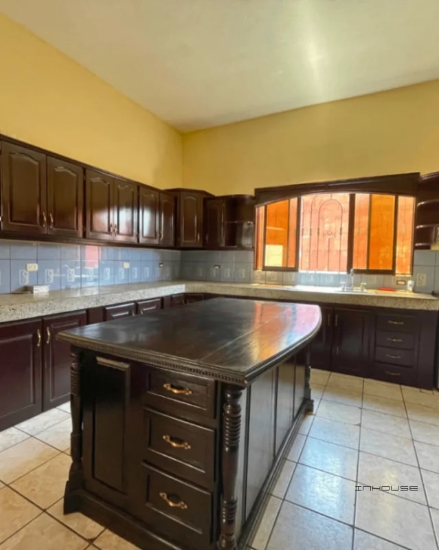 CASA EN VENTA EN SAN CRISTOBAL ZONA 8 DE MIXCO, DE UN NIVEL - 9