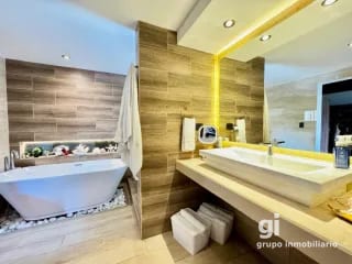 Casa exclusiva en alquiler en zona 10 – Ideal para embajada, family office u oficina privada de alto nivel — Casa en Alquiler en Zona 10, Guatemala, Ciudad — miniatura 3 de 16