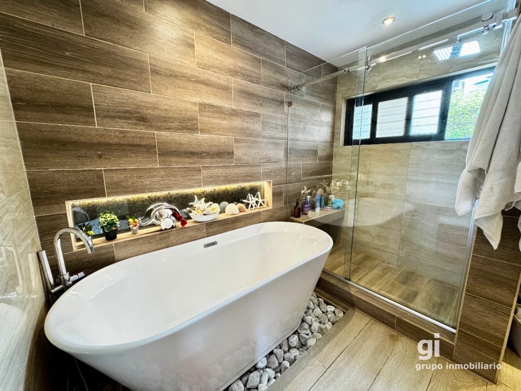 Casa exclusiva en alquiler en zona 10 – Ideal para embajada, family office u oficina privada de alto nivel - 2