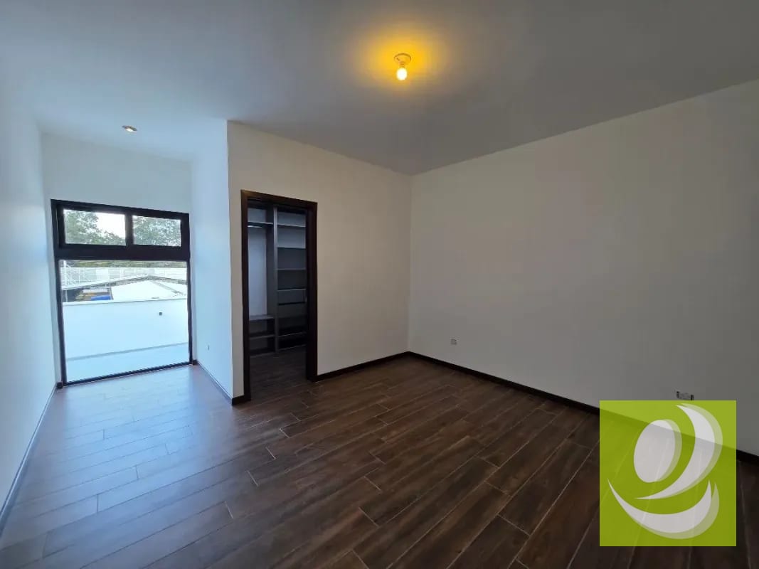 ESCTRENA CASA EN VENTA EN LAS 3 CEIBAS DE SAN CRISTOBAL ZONA 8 MIXCO — Casa en Venta en Zona 8 Mixco, Guatemala, Ciudad — foto 5 de 15