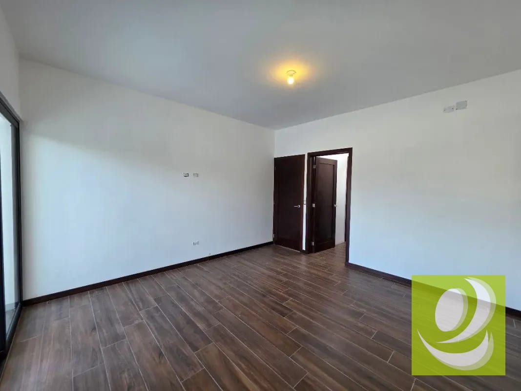 ESCTRENA CASA EN VENTA EN LAS 3 CEIBAS DE SAN CRISTOBAL ZONA 8 MIXCO — Casa en Venta en Zona 8 Mixco, Guatemala, Ciudad — foto 3 de 15