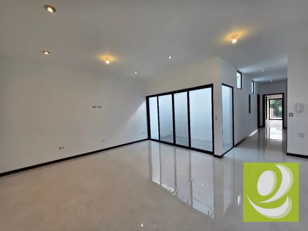 ESCTRENA CASA EN VENTA EN LAS 3 CEIBAS DE SAN CRISTOBAL ZONA 8 MIXCO — Casa en Venta en Zona 8 Mixco, Guatemala, Ciudad — foto 2 de 15