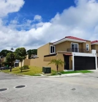 Casa en Venta -  Cumbres de la Arboleda  Km 21.5 — Casa en Venta en Cumbres de La Arboleda, Carretera a El Salvador, Guatemala, Ciudad — miniatura 1 de 12