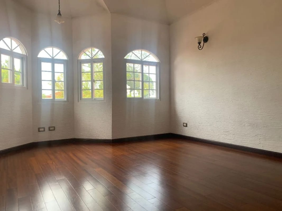 PRECIOSA CASA 2 NIVELES EN VILLAS EUROPEAS — Casa en Venta en Villas Europeas, Carretera a El Salvador, Guatemala, Ciudad — foto 8 de 16