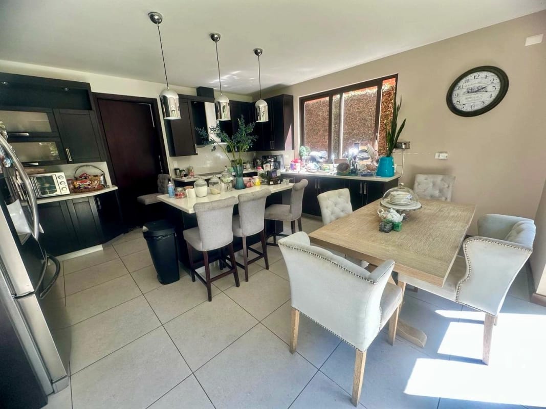 VENDO BELLA Y AMPLIA CASA DE LUJO EN RES. CONCEPCION KM 15 CAES — Casa en Venta en Santa Catarina Pinula, Carretera a El Salvador, Guatemala, Ciudad — foto 9 de 15