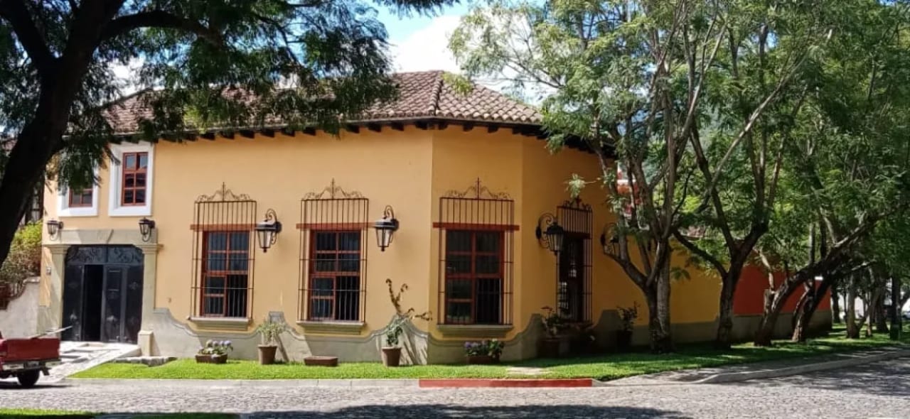 Bella Vista Jocotenango: Lujosa Casa de Esquina sobre Boulevard Principal — Casa en Venta en Antigua, Sacatepéquez — foto 14 de 17