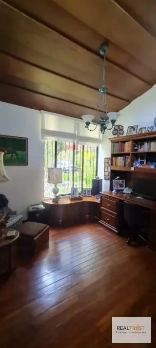 VENDO PRECIOSA PROPIEDAD  EN BELLAS LUCES SANTA CATARINA PINULA — Casa en Venta en Santa Catarina Pinula, Guatemala, Ciudad — miniatura 3 de 10