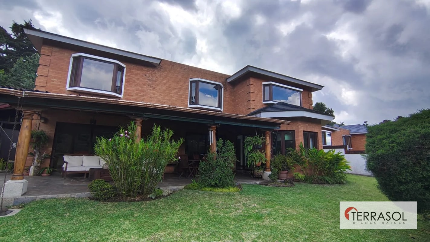 Amplia, moderna y nitida casa en venta en Muxbal - 1