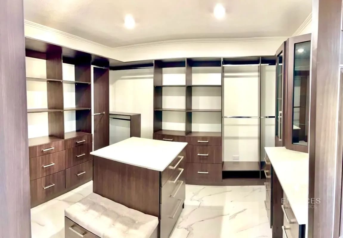 Zona 7 de Mixco • Casa en venta • Condominio Quinta Los Encinos — Casa en Venta en Quinta Los Encinos, Zona 7 Mixco, Guatemala, Ciudad — foto 10 de 14