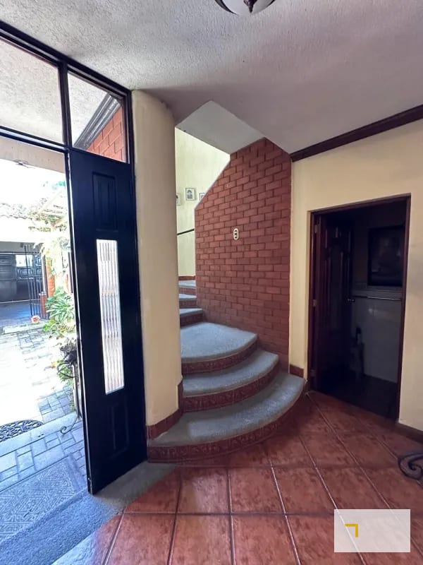 Casa en venta en zona 10 fuera de garita dentro de área residencial de 5 habitaciones — Casa en Venta en Zona 10, Guatemala, Ciudad — foto 4 de 16