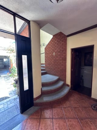 Casa en venta en zona 10 fuera de garita dentro de área residencial de 5 habitaciones — Casa en Venta en Zona 10, Guatemala, Ciudad — miniatura 4 de 16