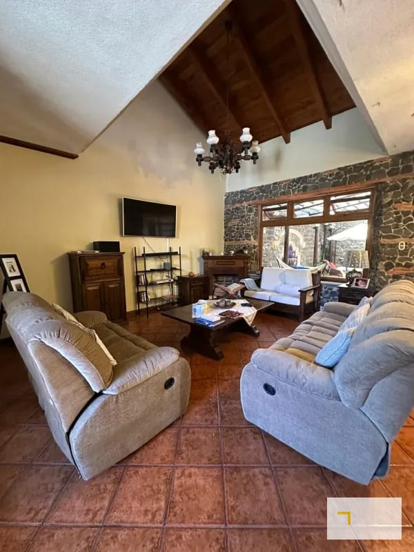 Casa en venta en zona 10 fuera de garita dentro de área residencial de 5 habitaciones — Casa en Venta en Zona 10, Guatemala, Ciudad — foto 1 de 16