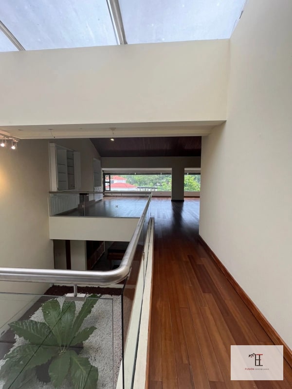 Venta Casa amplia en La Montaña zona 16 - 1