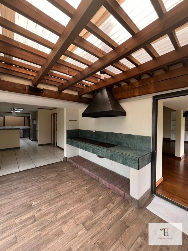 Venta Casa amplia en La Montaña zona 16 - 7
