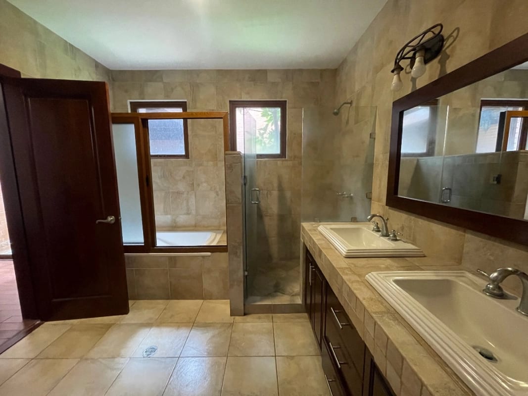 CASA VENTA CONDOMINIO PUERTA GRANDE KM14.1 CAES ~ 4 DORMITORIOS $650,000 — Casa en Venta en Carretera a El Salvador, Guatemala, Ciudad — foto 4 de 5