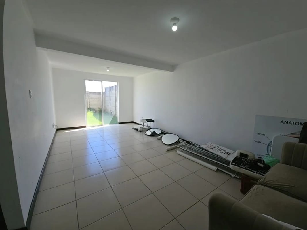 Venta de Casa con Jardín Amplio, Villas del Pinar San Cristóbal , Q1,775,000 — Casa en Venta en Pinares de San Cristobal, Zona 8 Mixco, Guatemala, Ciudad — foto 12 de 14