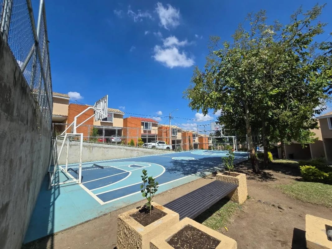 Venta de Casa con Jardín Amplio, Villas del Pinar San Cristóbal , Q1,775,000 — Casa en Venta en Pinares de San Cristobal, Zona 8 Mixco, Guatemala, Ciudad — foto 4 de 14