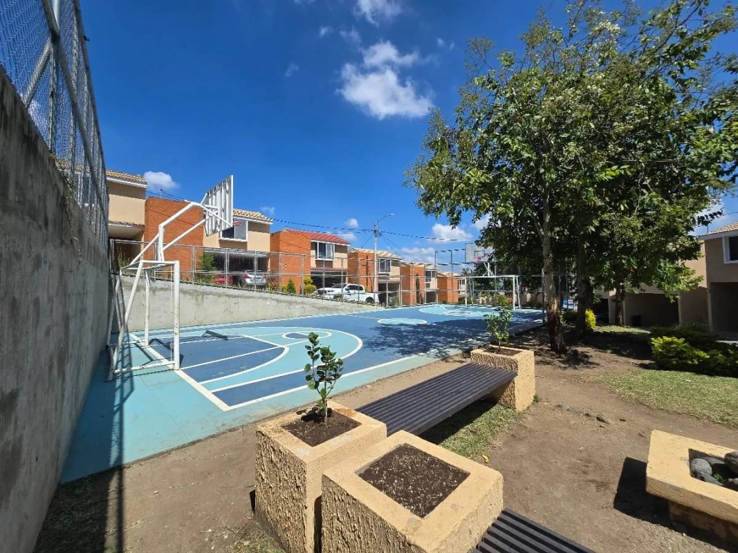 Venta de Casa con Jardín Amplio, Villas del Pinar San Cristóbal , Q1,775,000 — Casa en Venta en Pinares de San Cristobal, Zona 8 Mixco, Guatemala, Ciudad — foto 2 de 14