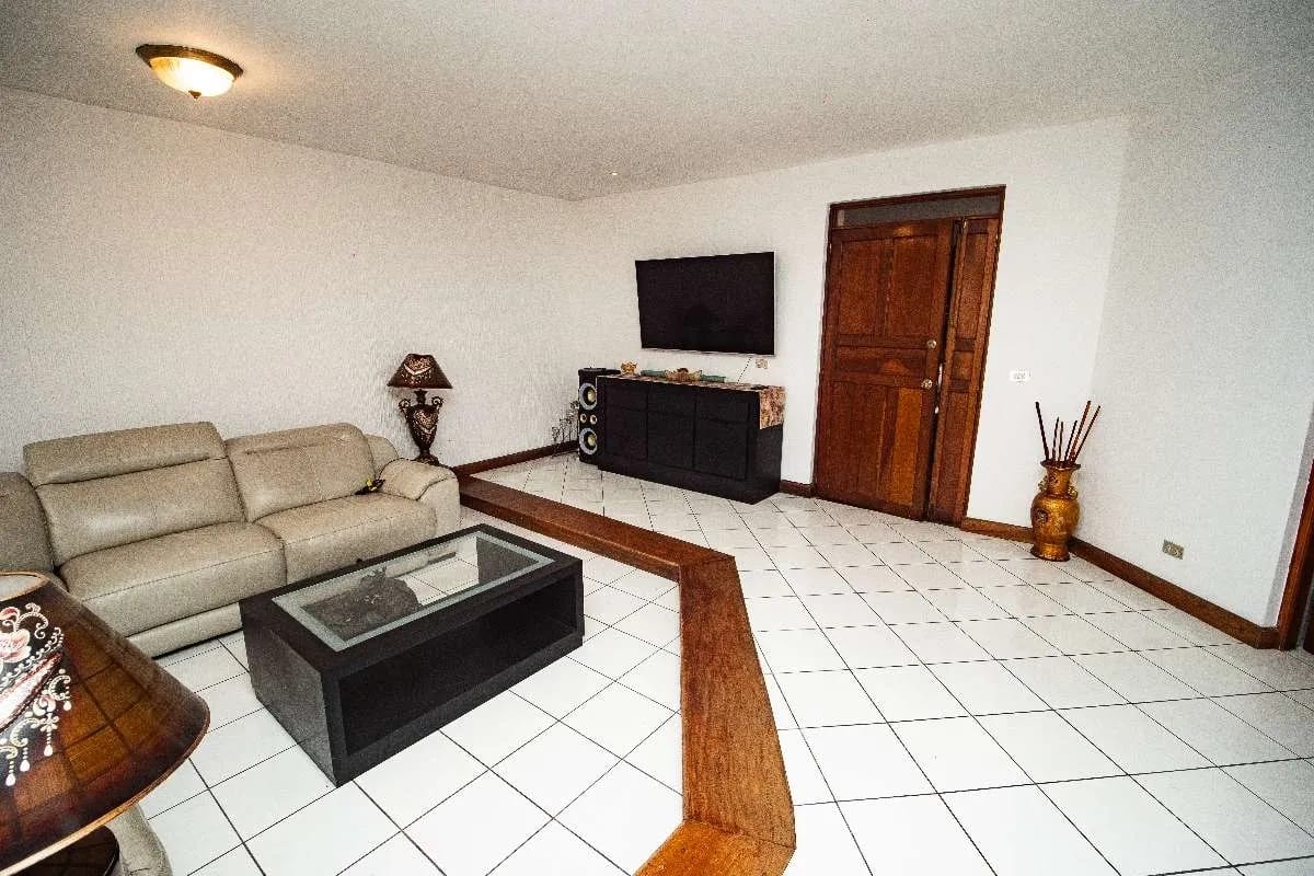 Se vende casa, 4 habitaciones,  Boulevard Balcones, San Cristóbal – Mixco - 12