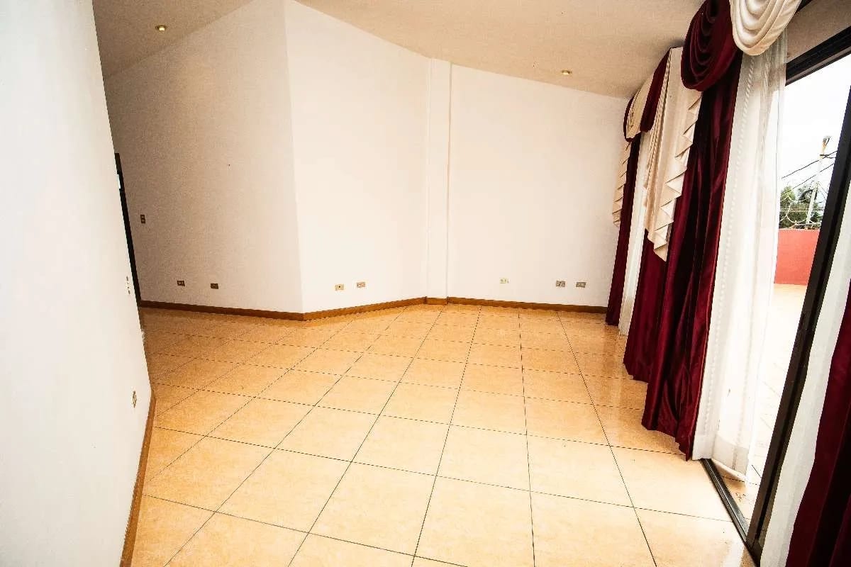 Se vende casa, 4 habitaciones,  Boulevard Balcones, San Cristóbal – Mixco - 6