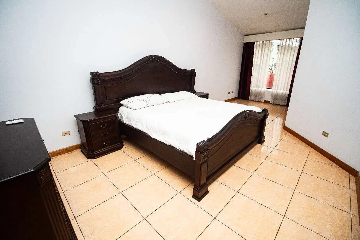 Se vende casa, 4 habitaciones,  Boulevard Balcones, San Cristóbal – Mixco - 5